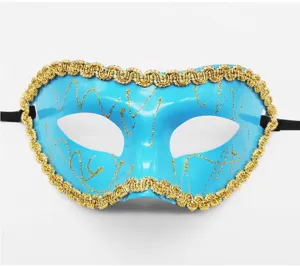 Detailansicht der blauen Maskerade-Maske mit goldenen Glitzermustern und schicker Borte.