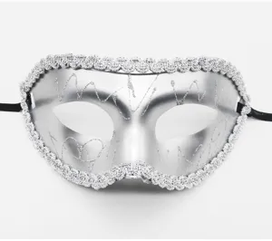 Nahaufnahme der silbernen Maskerade Maske mit Glitzerborte und elegantem Party-Design.