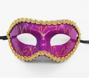 Nahaufnahme Detail der violetten Maskenball Maske mit goldem Glitzer und Halteband.