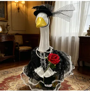 Victoriaans zwarte kant gans kostuum set met rode roos en parelketting details.