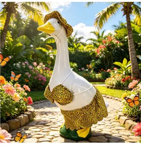Gedetailleerd uitzicht op het schattige gans tuinbeeld met stijlvolle luipaard bikini.