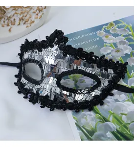 Máscara veneciana de antifaz con lentejuelas plateadas y encaje negro para fiesta.