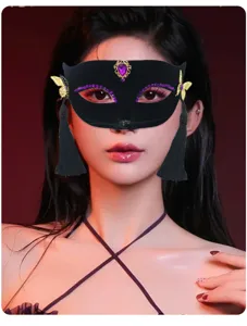 Maschera da gatto in maschera nera con strass viola e nappe pendenti eleganti.