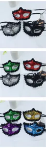 Dettagli in primo piano di maschere di carnevale con paillettes colorate, feste brillanti.
