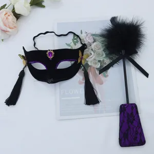 Maschera mezzo viso nera con strass viola e nappe, giocattolo frusta di piume per feste.