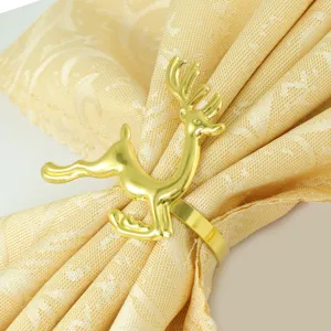 Primer plano detallado de un elegante servilletero de metal dorado con forma de reno