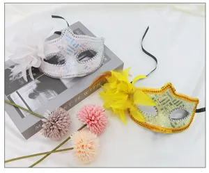 Maschera da ballo in maschera con paillettes e fiore per donne festa di carnevale.