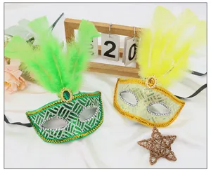 Detailansicht der Halloween Feder Pailletten Masken in Grün Gelb mit glitzernden Steinen.