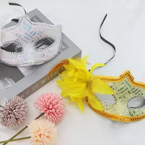 Maschera di venezia con paillettes e piume per festa di ballo e carnevale donna elegante