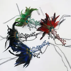Masque de fete venitien en dentelle et plumes avec strass et chaine pour Halloween