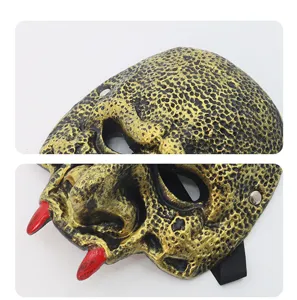 Close-up detail van het goblin-demonmasker met getextureerde goud-zwarte afwerking en rode hoorns.
