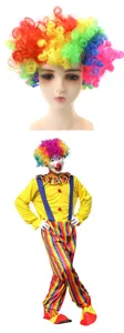 Vue détaillée de la perruque de clown colorée et du costume arc-en-ciel assorti pour cosplay.