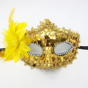 Gouden pailletten masquerade masker met gele bloemveer voor feest Halloween kostuum.
