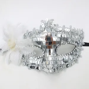 Zilveren pailletten masker met een witte veerbloem, half gezicht oogmasker voor feest.