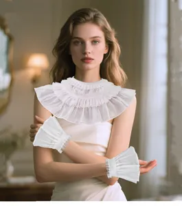 Detailaufnahme von weißem Spitzen-Kragen und Manschetten Set, Lolita viktorianischer Stil.