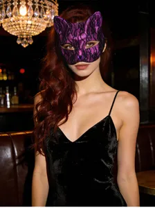 Sexy paarse kanten kattenmasker voor vrouwen, ideaal voor carnaval feestjes en Halloween.