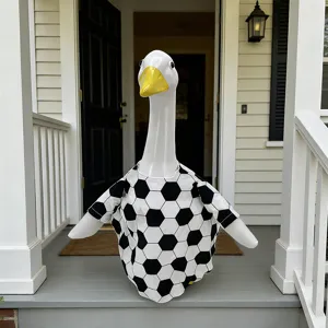 Drôle de maillot de football pour oie de porche, motif ballon noir et blanc pour déco.