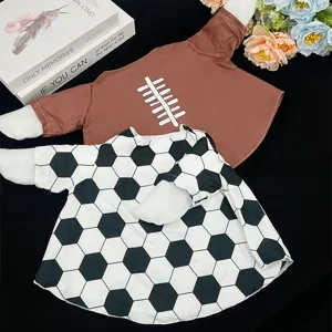 Vue détaillée de vêtements drôles pour oie de compagnie avec des motifs de football