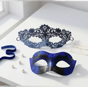Set van masker en blauwe kanten oogmasker met glinsterende feestrekwisieten voor feesten.