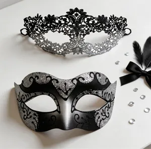 Details van koppel mascarade maskers met zwarte kant en glinsterende halfgezichtsontwerpen.