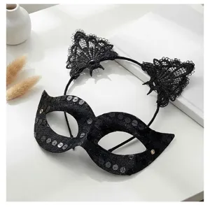 Vue rapprochée du masque de bal masqué à paillettes noires et serre-tête oreilles de chat.