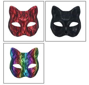 Close-up details van kat kant slangenpatroon masker varianten, strass decoratie.