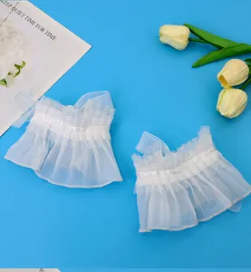 Weißes Spitze Lolita Rüschen Armband Set Detailansicht, zartes Plissee Netz Accessoire.