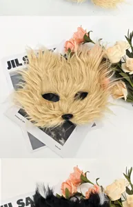 Vue détaillée du masque chat renard demi-visage duveteux avec fausse fourrure pour fêtes.
