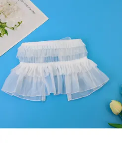 Detailansicht des weissen gerueschten Spitzenkragen Accessoires im eleganten Lolita Stil.