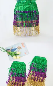 Vue détail de la jupe à franges et sequins de carnaval, costume de danse de fête coloré.