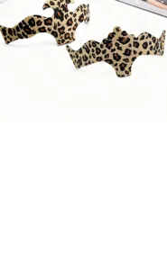 Vista dettagliata della maschera da festa carnevale in PVC leopardato e accessorio costume.