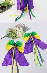 Dettaglio ravvicinato di molletta per capelli con fiocco carnevale in raso viola giallo verde.