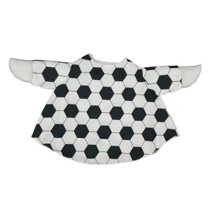 Costume de oie amusant avec motif de ballon de football noir et blanc et manches ailes blanches.