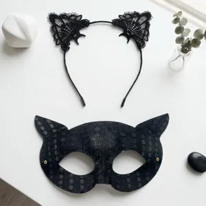 Ensemble serre-tête oreilles de chat en dentelle noire et masque demi-visage à paillettes.