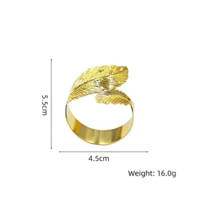 Vista detallada de un elegante servilletero dorado de pluma con dimensiones de 5,5 x 4,5 cm