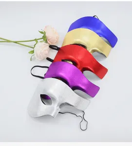 Detailopname van kleurrijke halve gezichtsmaskers in Venetiaanse stijl met rozen voor feest.