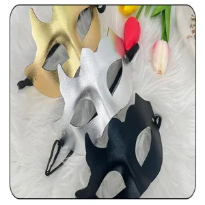 Detailopname vanmaskers met meervoudige hoorns in goud, zilver en zwart op een pluche achtergrond.