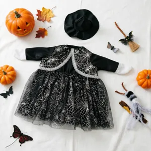 Costume da strega per oca di Halloween con abito ragnatela e cappello per decorazioni.
