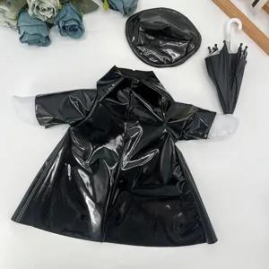Schwarzes glänzendes Regenmantel-Set mit Hut und Regenschirm für 23-Zoll-Gänse-Dekoration.
