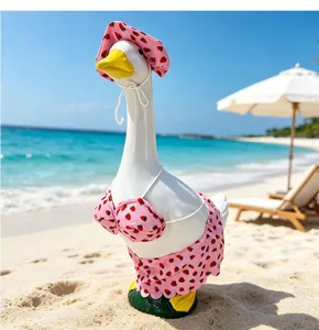 23-inch grote witte ganzenstandbeeld voor buiten met een leuke roze aardbeienbikini en hoed.