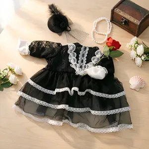 Zwarte kantjurk set voor huisdieren of decoratie, in vintage stijl met elegante accessoires.