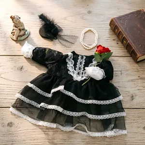 Elegante zwarte kant kleding set met rode roos voor huisdier kostuum en feestdecoratie.