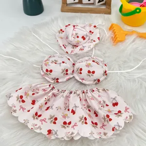 Schattige 23 inch veranda gans bikini outfit set met roze kersen print hoed en rok.