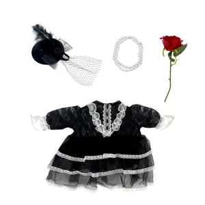 Completo abito gotico in pizzo nero per oca da giardino e animali con cappello perle e rosa.