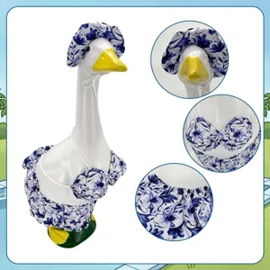 23 inch gazon gans bikini outfit blauw wit bloemen tuin erf buiten decoratie zwemkleding