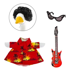Drôle de costume d'oie de compagnie avec perruque bouclée, lunettes, chemise et guitare.