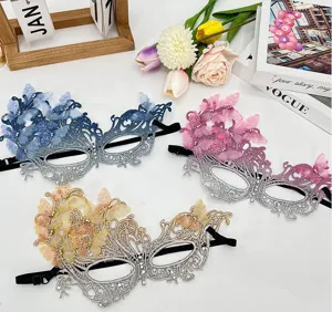 Vista dettagliata della maschera farfalla in pizzo con strass, design mezzo viso per feste.