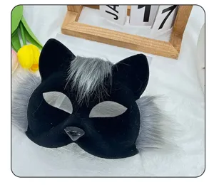 Nahaufnahme der Pluesch Tierlarve mit weichem schwarzem Fell und realistischen grauen Details.