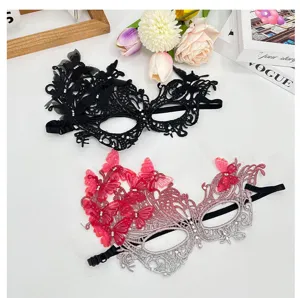 Eleganti maschere farfalla in pizzo nero e rosa con strass scintillanti per Halloween.