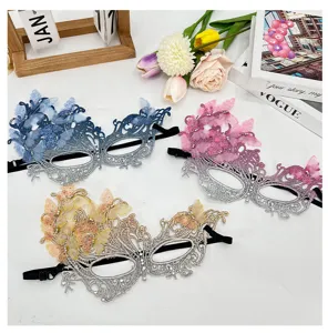 Primo piano dettagliato della squisita maschera di farfalla in pizzo con strass e decori delicati.